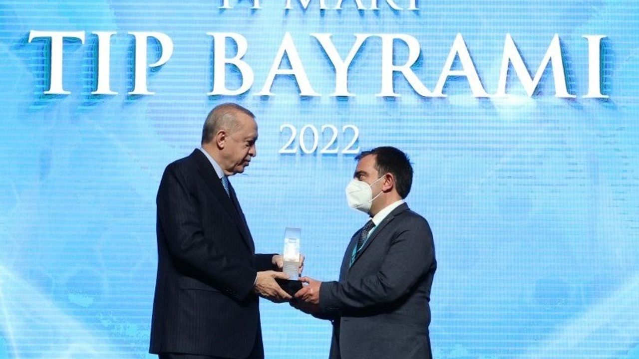 Cumhurbaşkanı Erdoğan’dan TURKOVAC’ı geliştiren Özdarendeli’ye ödül