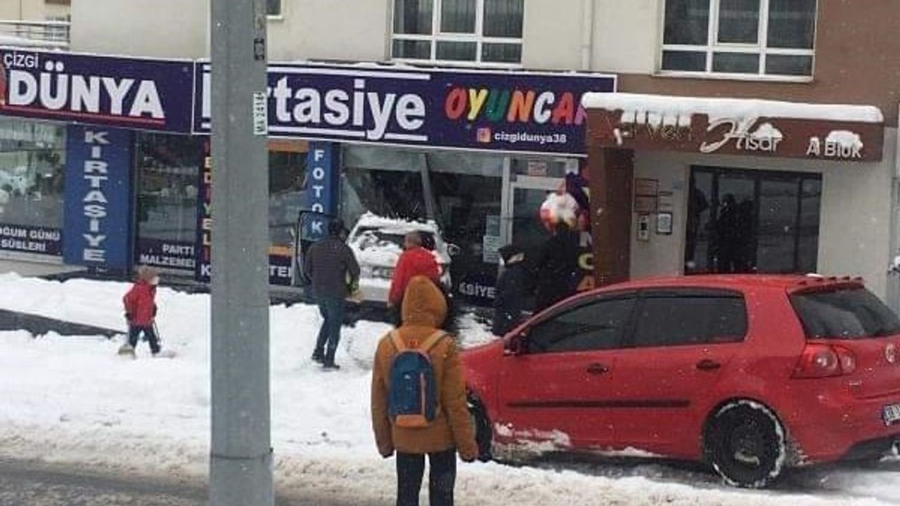 Kayseri'de otomobil kırtasiye dükkanına girdi!