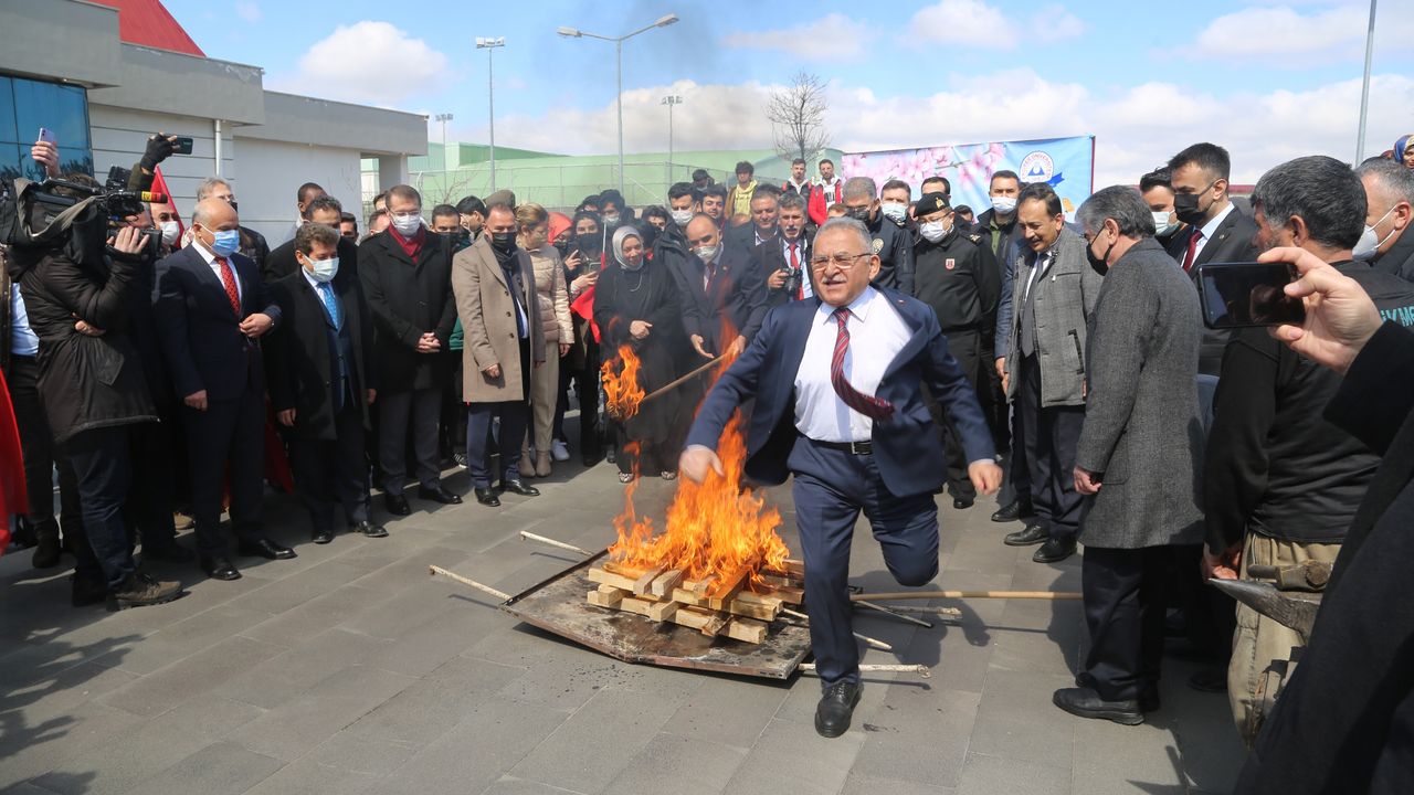 Başkan Büyükkılıç, Baharın Habercisi Nevruz Ateşini yaktı, Örste Demir Dövdü