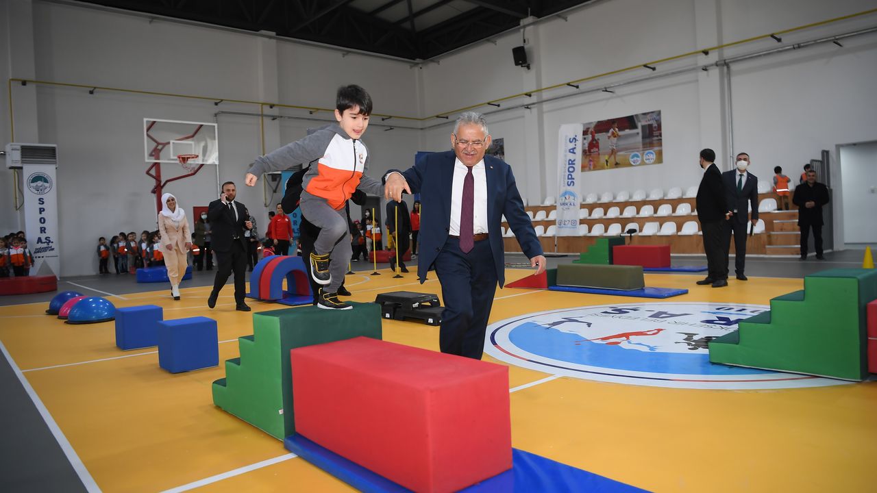 Başkan Büyükkılıç, Hizmete Açılan Spor Salonu’nda Miniklerle Buluştu