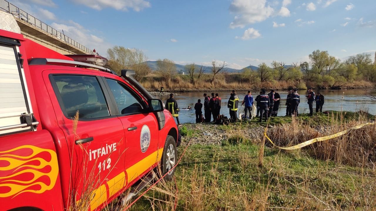 Feci kaza: Irmağa uçan araçtan karı kocanın cansız bedeni çıktı