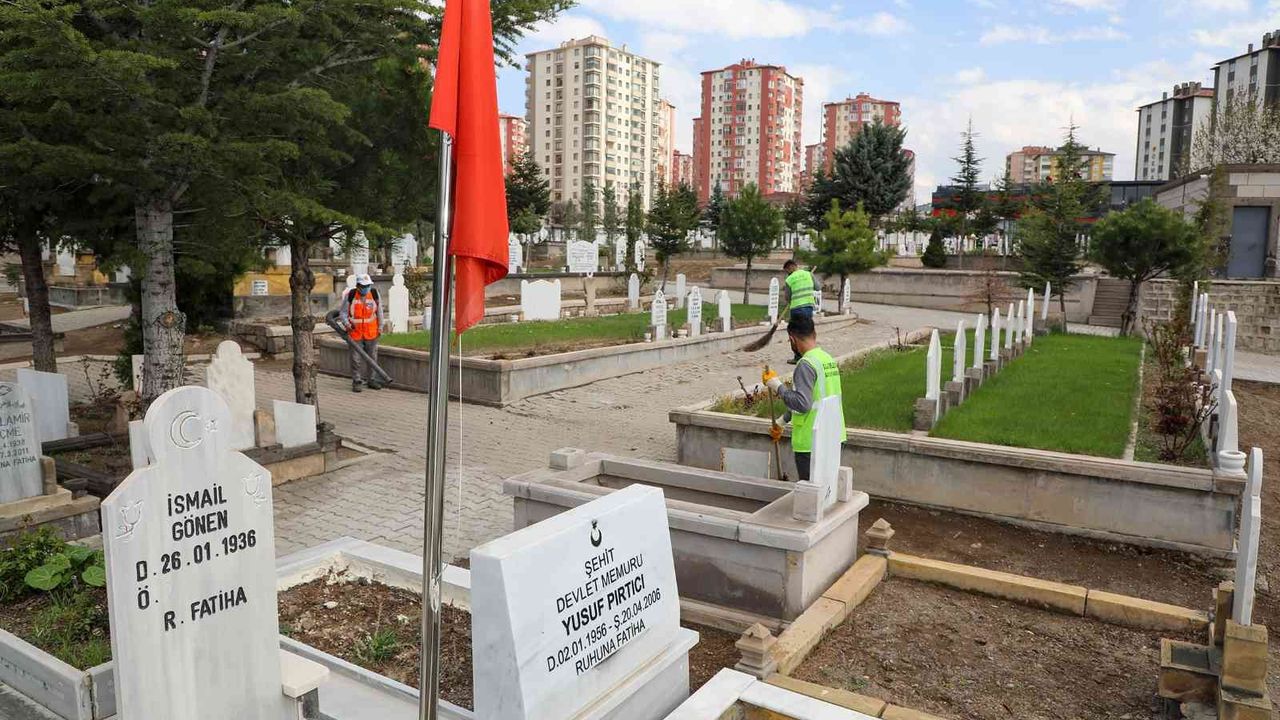Talas’ta mezarlıklar bayrama hazırlanıyor