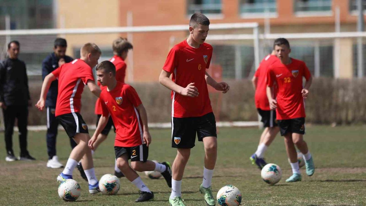 Ukrayna’dan gelen 12 altyapı futbolcusu Kayserispor tesislerinde antrenmana çıktı