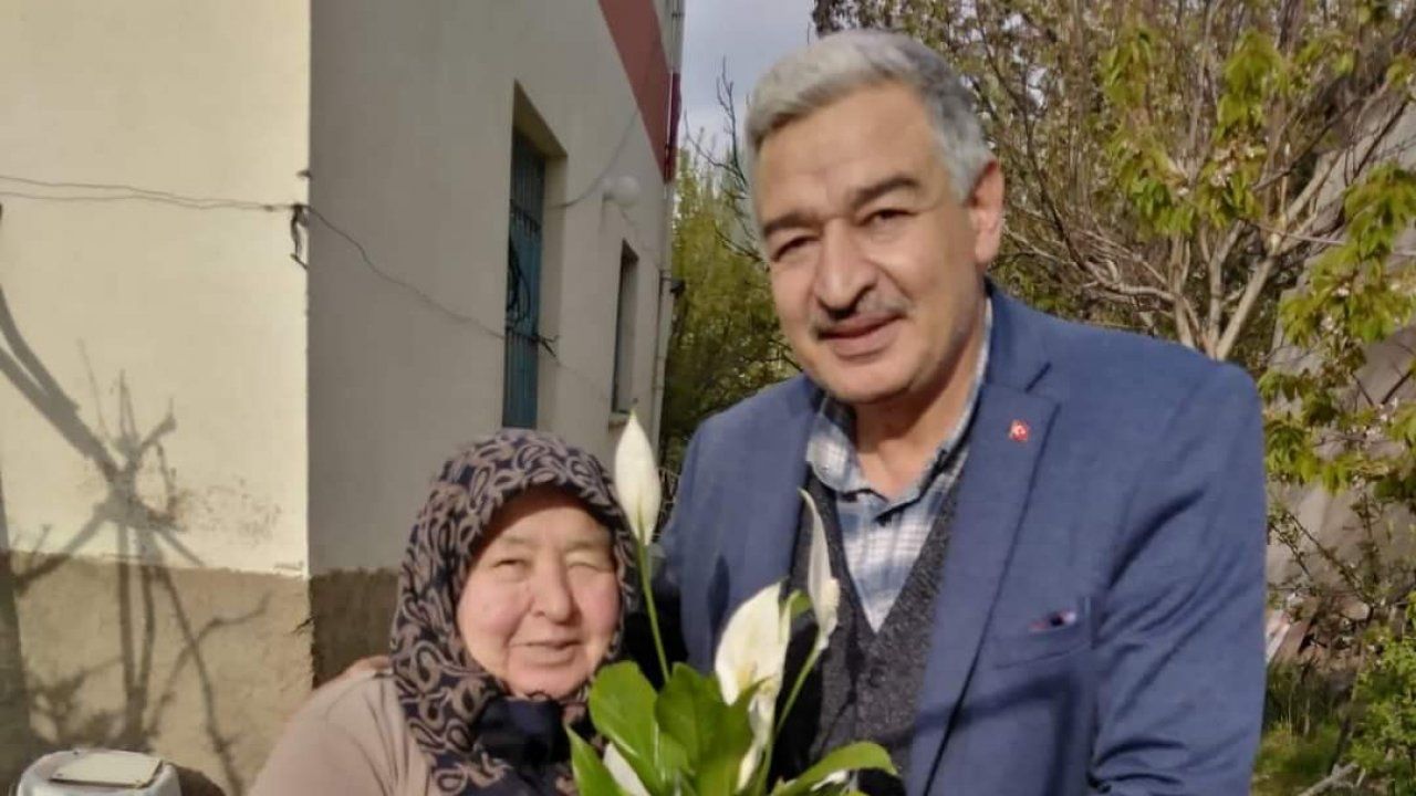 AK Parti Tomarza’da annelere çiçek verdi