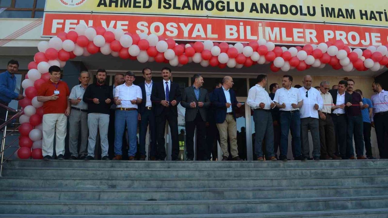 Develi Ahmed İslamoğlu Anadolu İmam Hatip Lisesinde Bilim Fuarı açıldı
