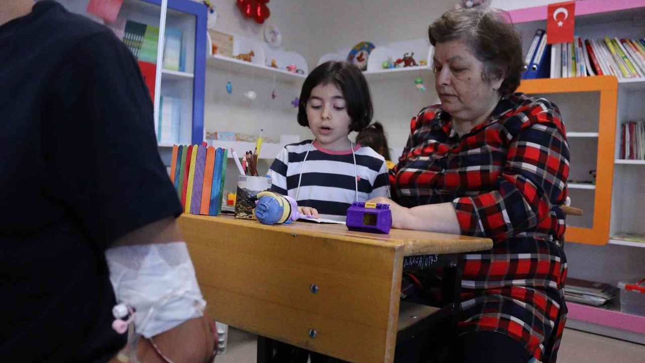 Hastanede tedavi gören çocuklar sınıfa dönüştürülen odada eğitimlerini sürdürüyor