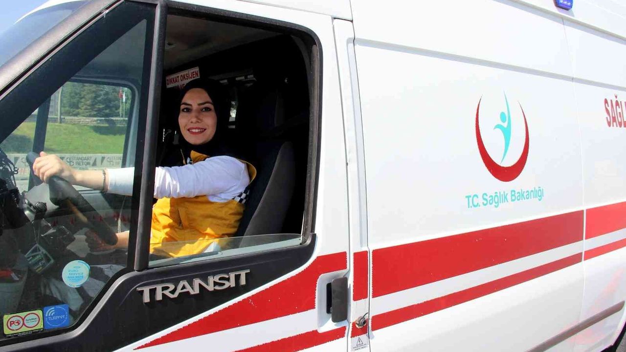 Kadın sağlık çalışanlarına ‘ambulans sürüş teknikleri eğitimi’ verildi