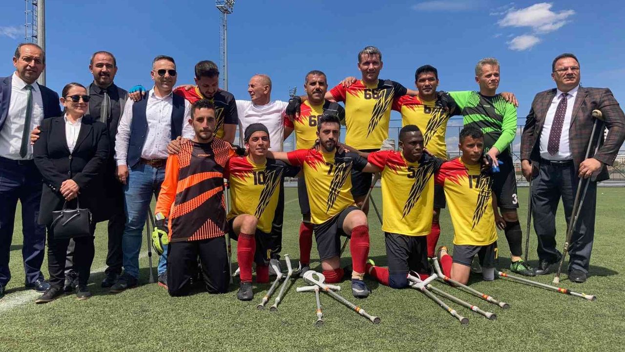 Melikgazi Belediyesi Bedensel Engelliler Futbol Takımı şampiyon oldu