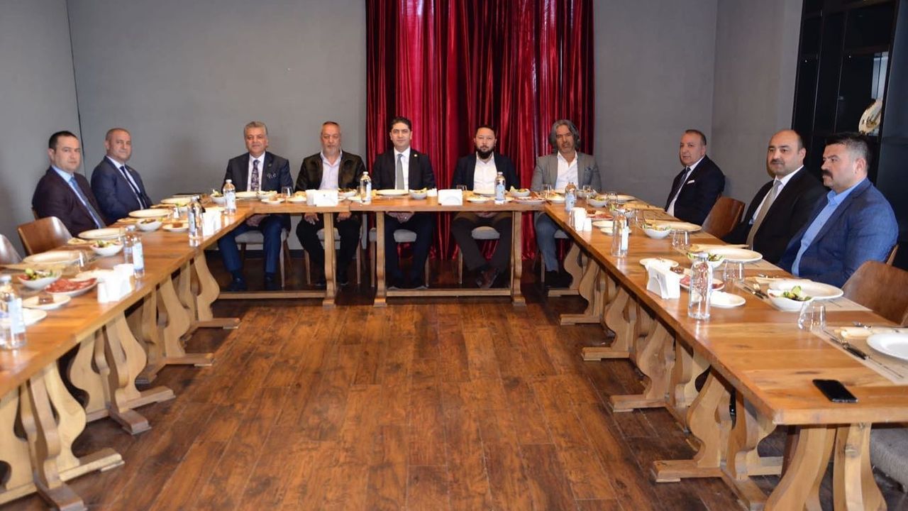 Özdemir, Doğu Türkistan davasının temsilcileri ile bir araya geldi