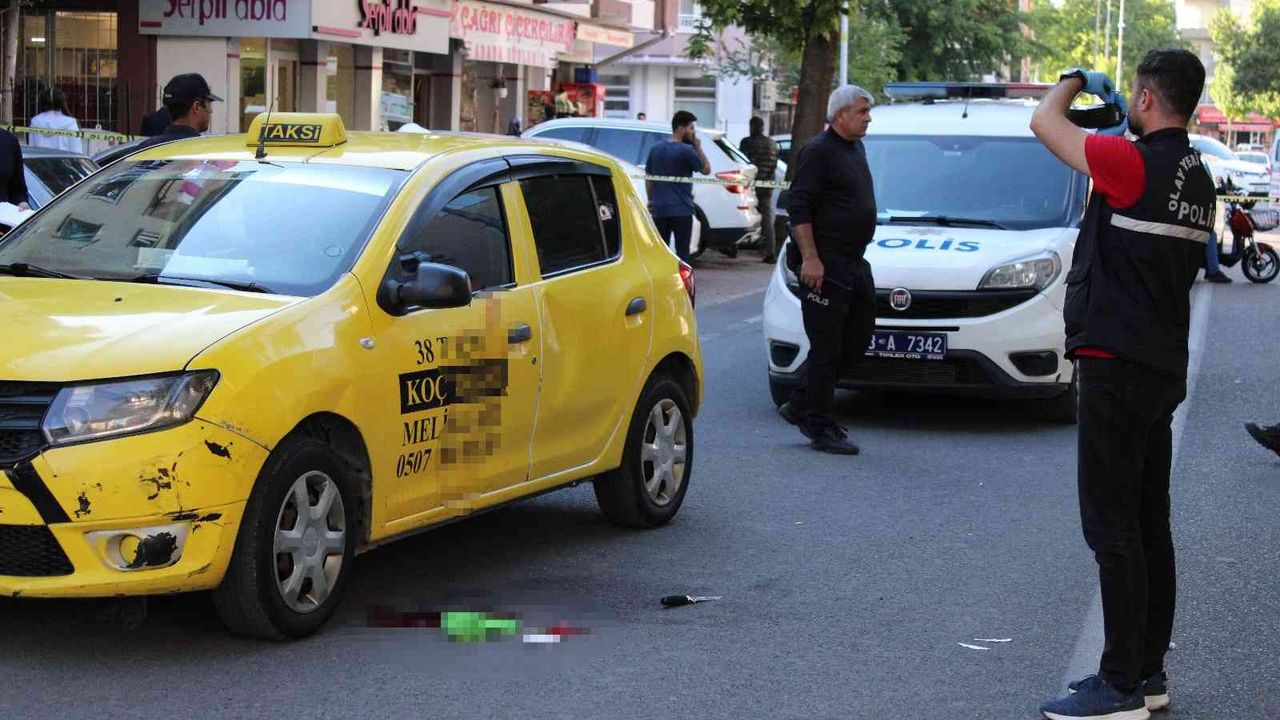 Ticari taksi sahibinin oğlu, önünü kestiği şoförü başından vurarak öldürdü