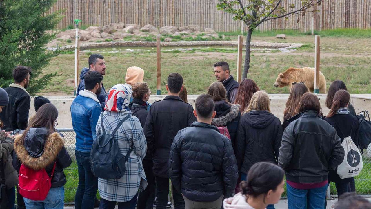 Yabancı öğrenciler hayvanat bahçesine hayran kaldı