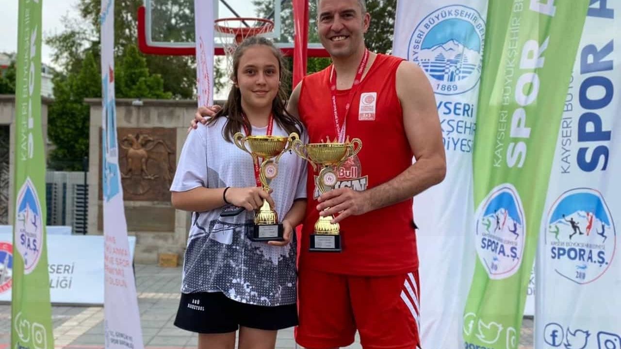 Basketbolda Kayserili Baba-kız şampiyon oldu