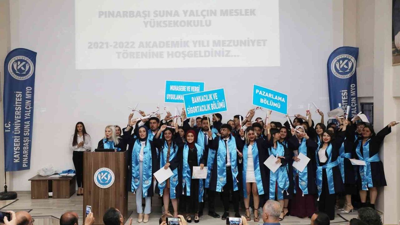 KAYÜ Pınarbaşı MYO’da 2021-2022 Akademik Yılı Mezuniyet Töreni Düzenlendi
