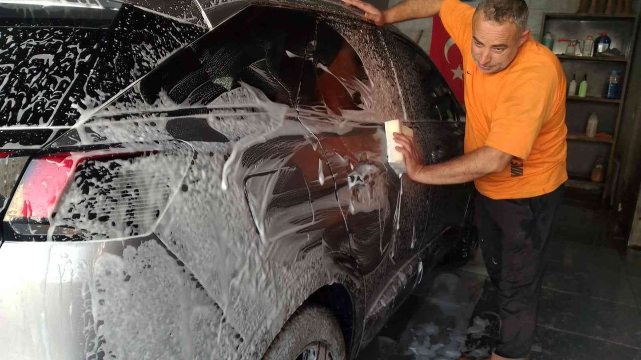 Suriye’den gelen toz fırtınası oto yıkamacıları sevindirdi
