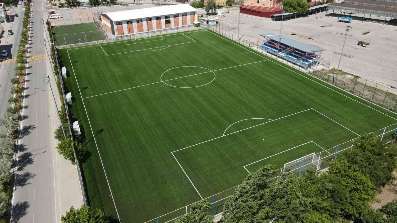 Tomarza Kapalı Spor Salonu ve İlçe Stadı yenilendi