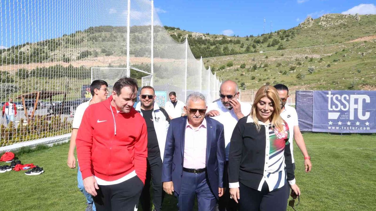 Başkan Büyükkılıç’tan Kayserispor kampına ziyaret