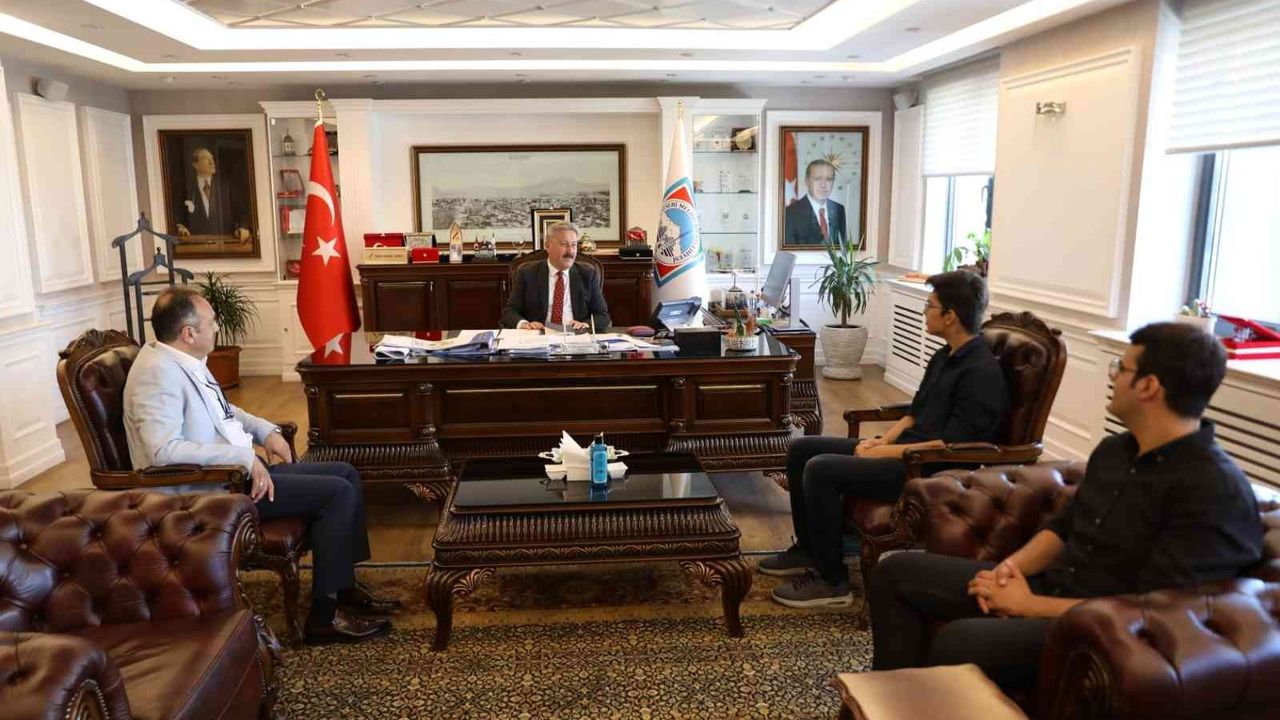 Başkan Palancıoğlu, YKS Türkiye 2.’si ve Kayseri 1.’si Yusuf Selim Torun’u ağırladı
