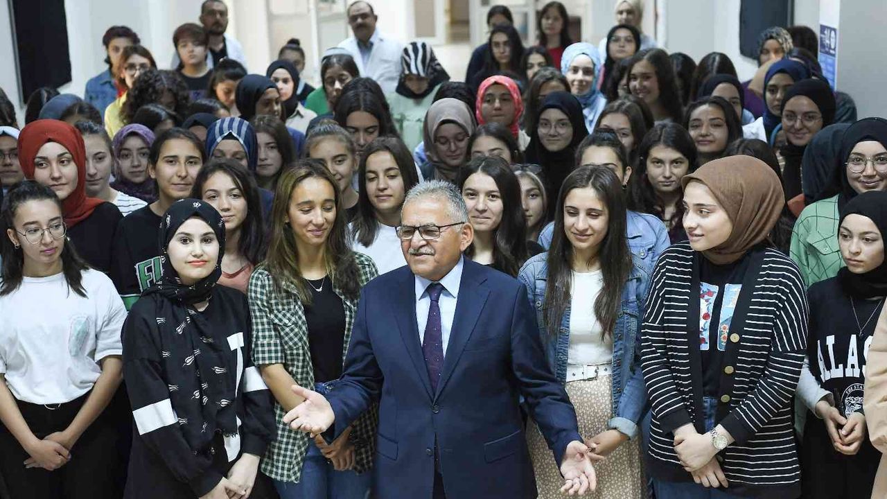 Büyükkılıç’tan 5 üniversitesi, 80 bin öğrencisiyle ’genç dostu’ şehir Kayseri’ye davet