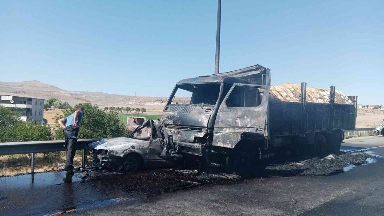Kayseri’de feci kaza: Otomobilin içindeki 3 kişi yanarak can verdi
