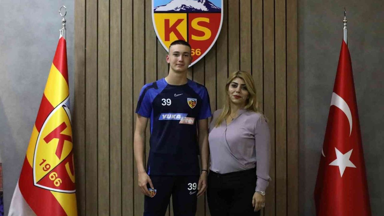 Kayserispor’da Mehmet Şamil Öztürk imza attı