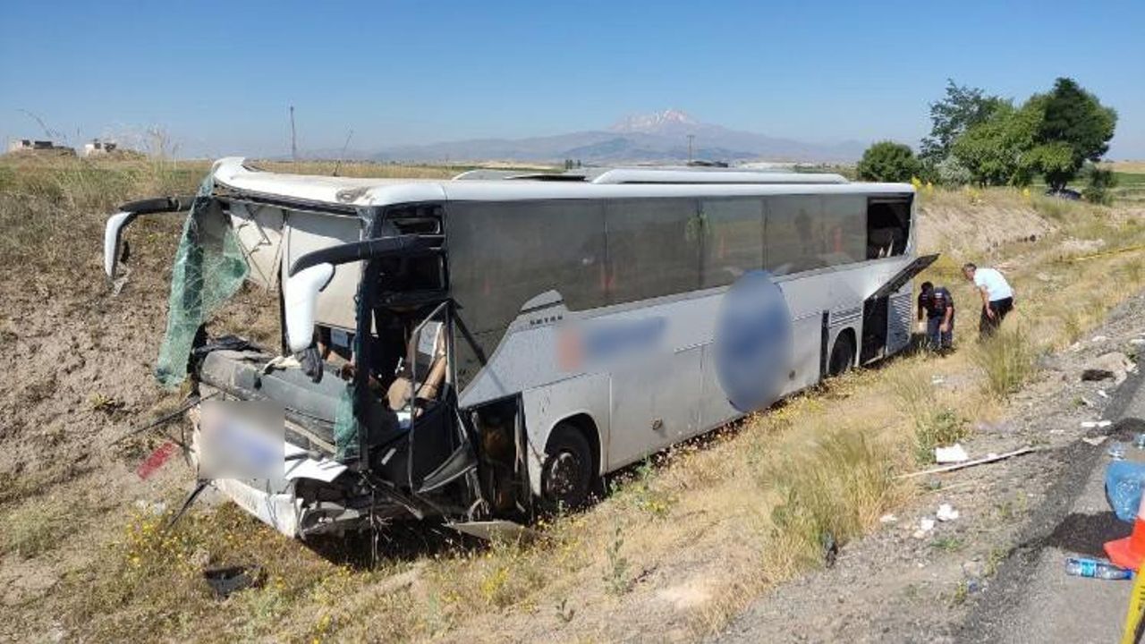 Yolcu otobüsü yoldan çıktı: 1’i ağır 17 yaralı