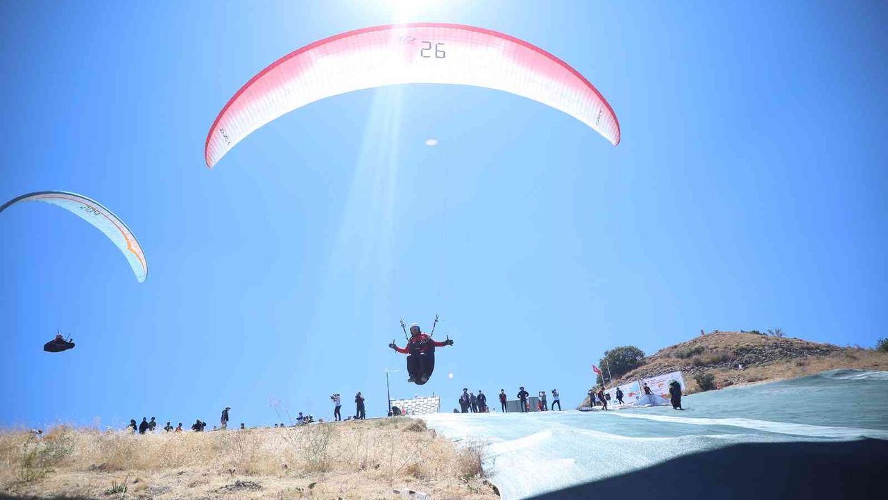 Ali Dağı’nda yamaç paraşütü heyecanı başlıyor