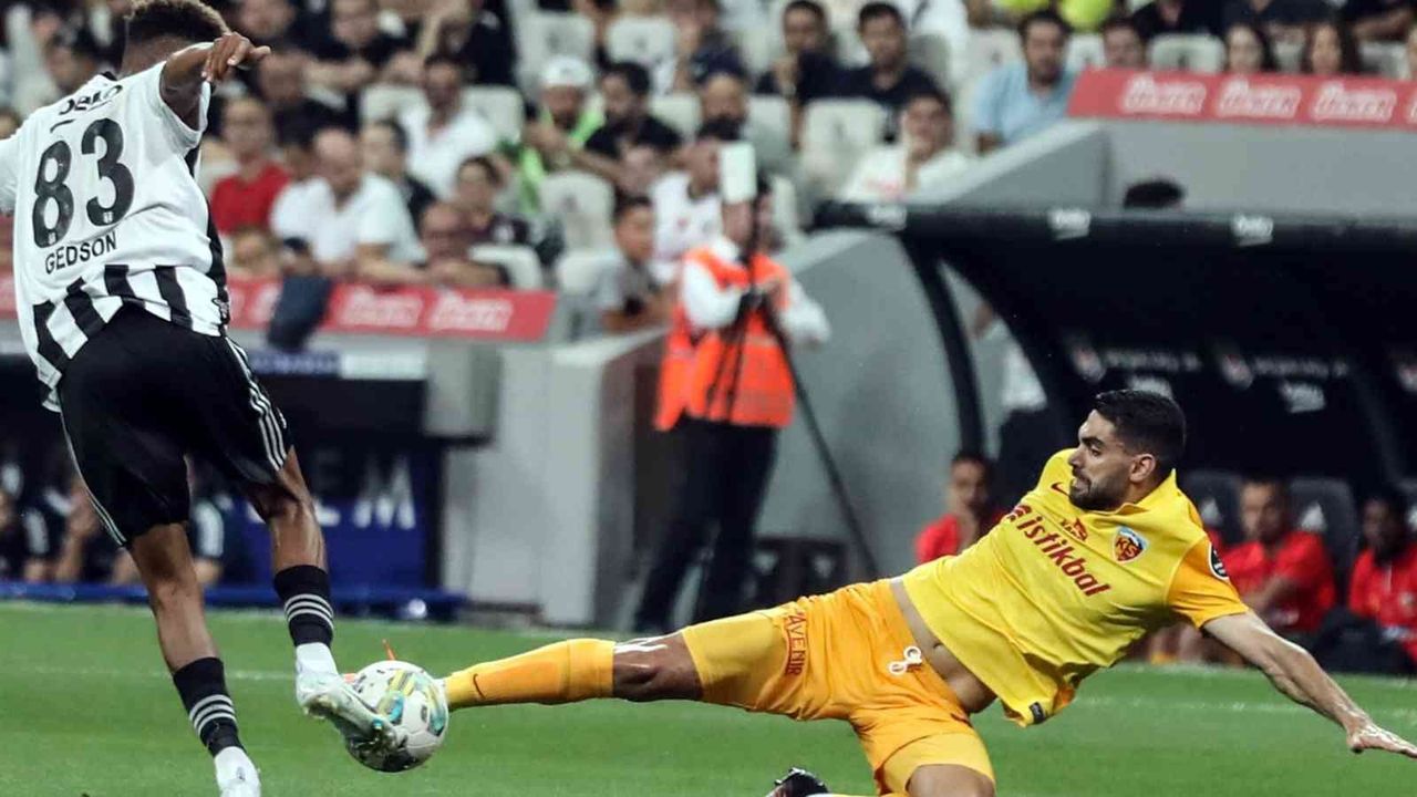 Ali Karimi, Beşiktaş maçında kırmızı kart gördü