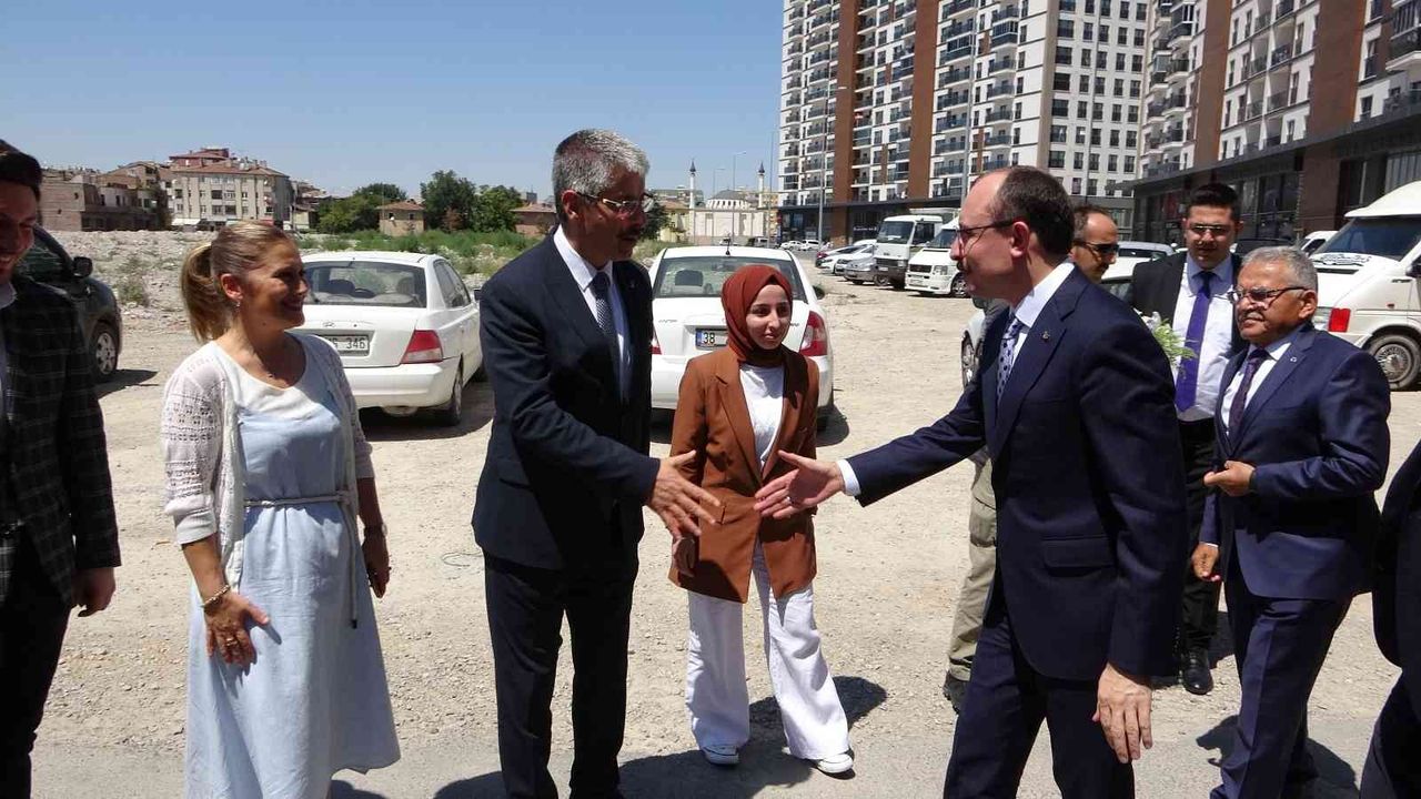 Bakan Muş, AK Parti Kayseri İl Başkanlığını ziyaret etti