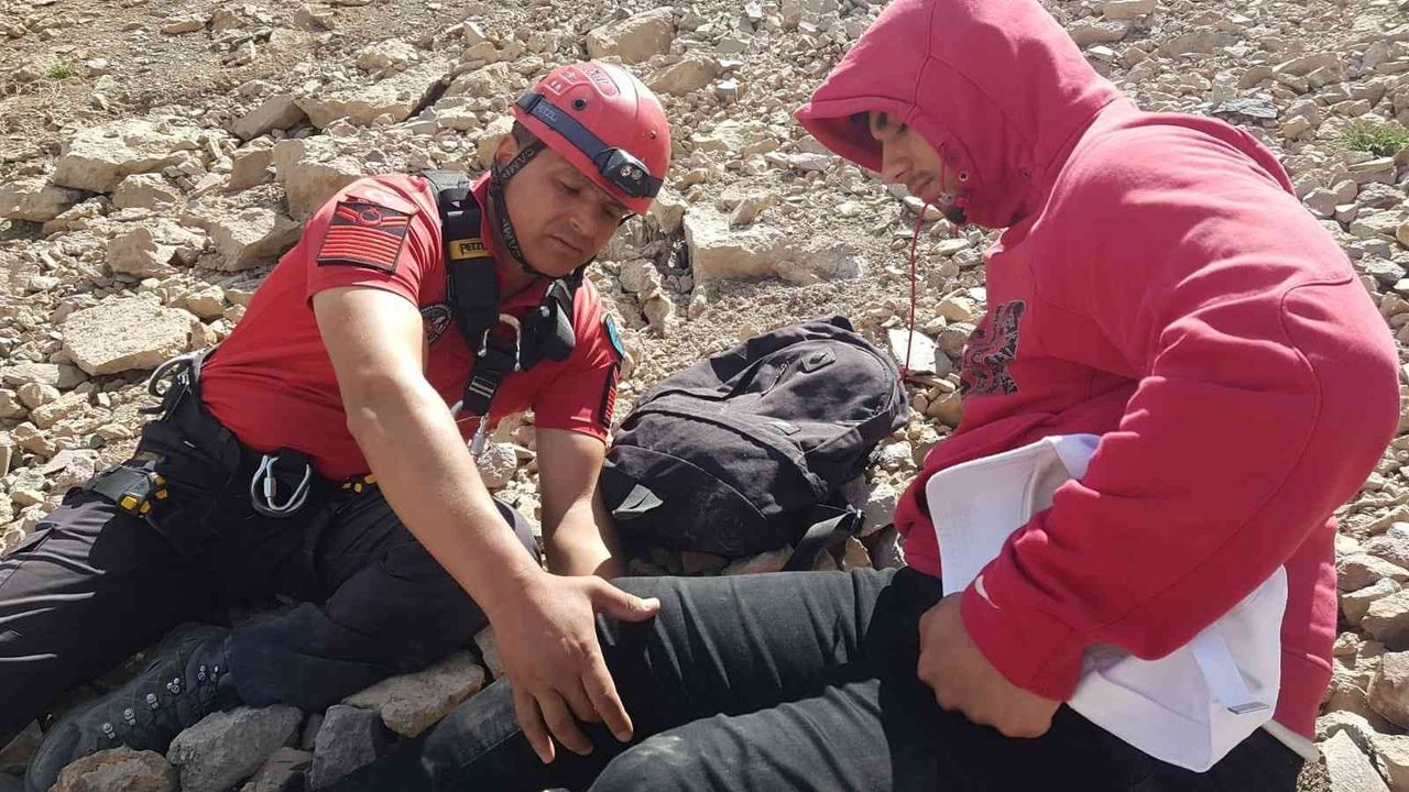 Yaralanan dağcıyı jandarma ekipleri kurtardı