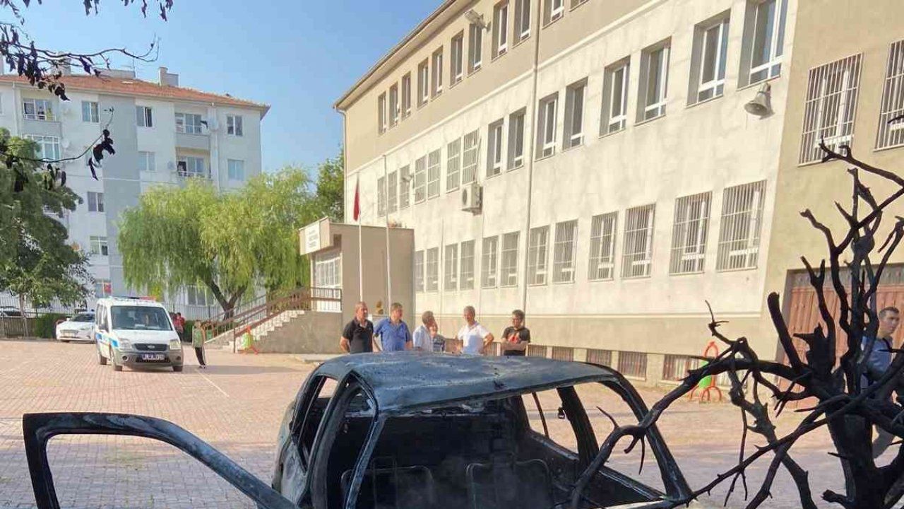 Okul bahçesindeki otomobil yandı