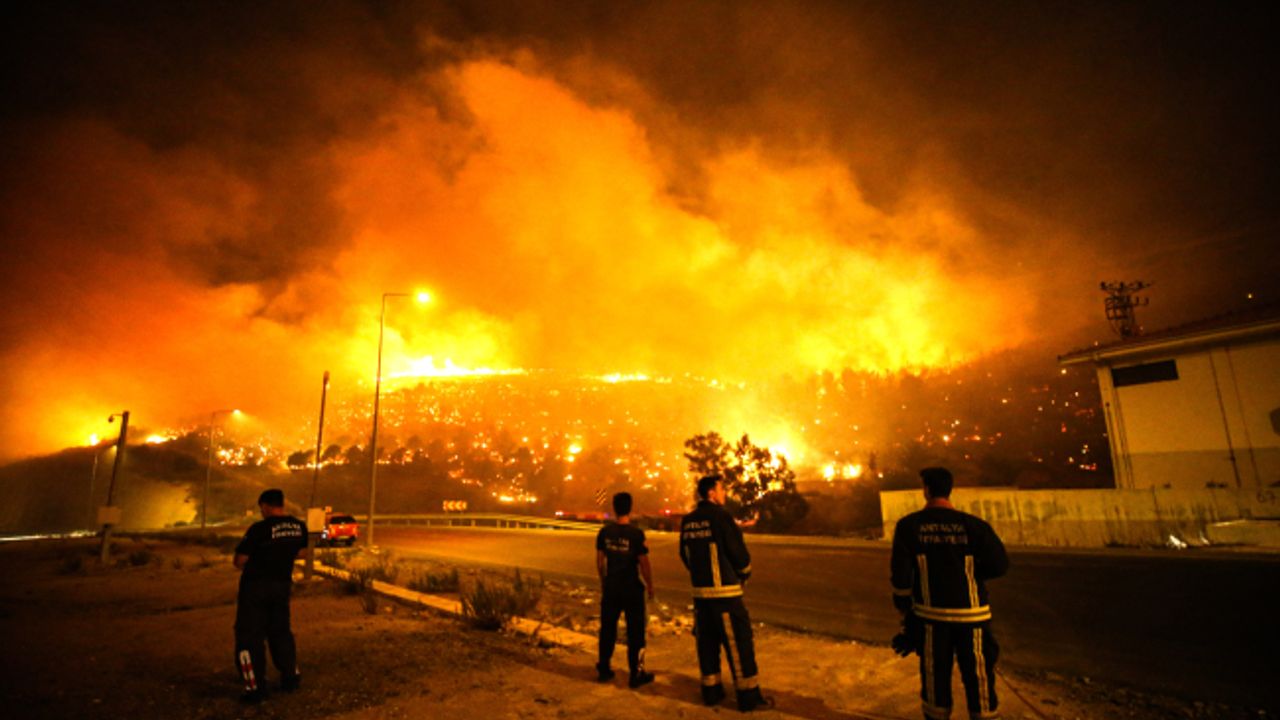 Mersin'deki yangın başka alanlara yayılarak devam ediyor