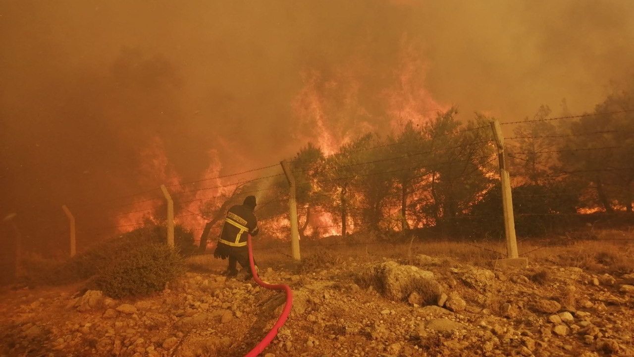 Büyükşehir İtfaiyesi, Mersin’deki orman yangınları için canla başla görev yaptı