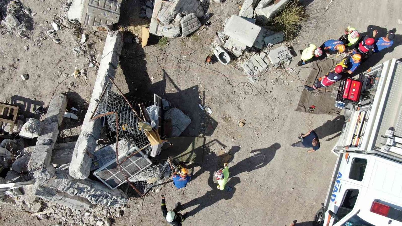 Kayseri’de deprem ve yangın tatbikatı gerçeğini aratmadı