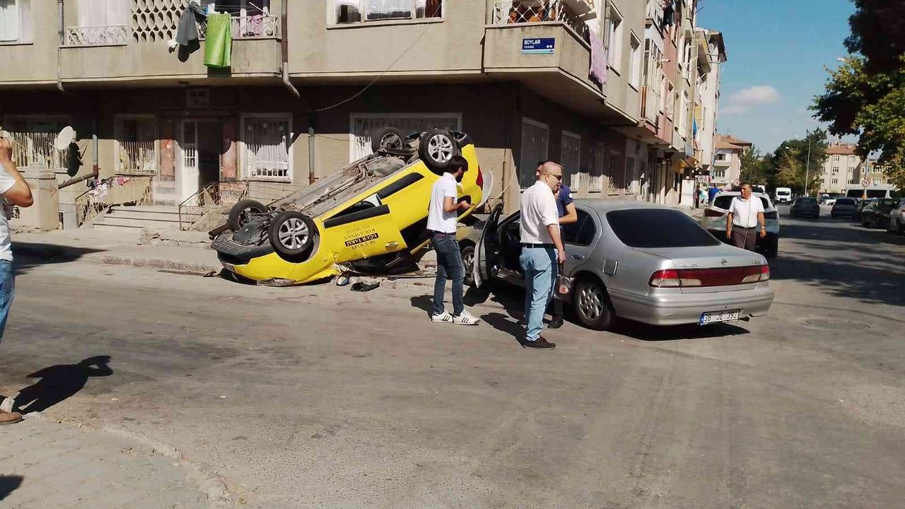 Kayseri’de otomobille çarpışan taksi takla attı: 1 yaralı