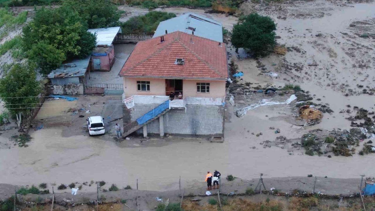 Kayseri’de yağmur sele neden oldu, mahsur kalan 2 kişi kurtarıldı