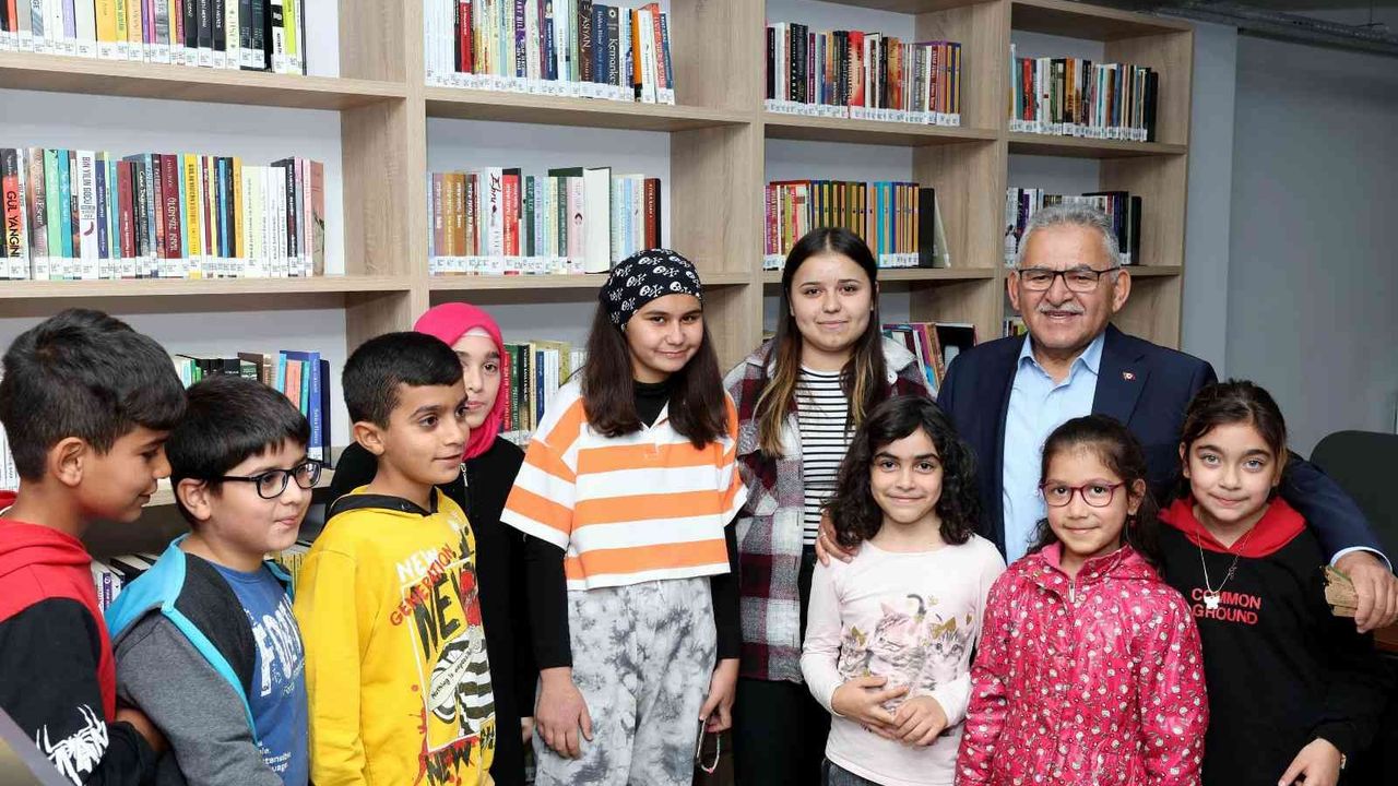 Başkan Büyükkılıç, Erkilet Kütüphanesi’nde gençleri ziyaret etti
