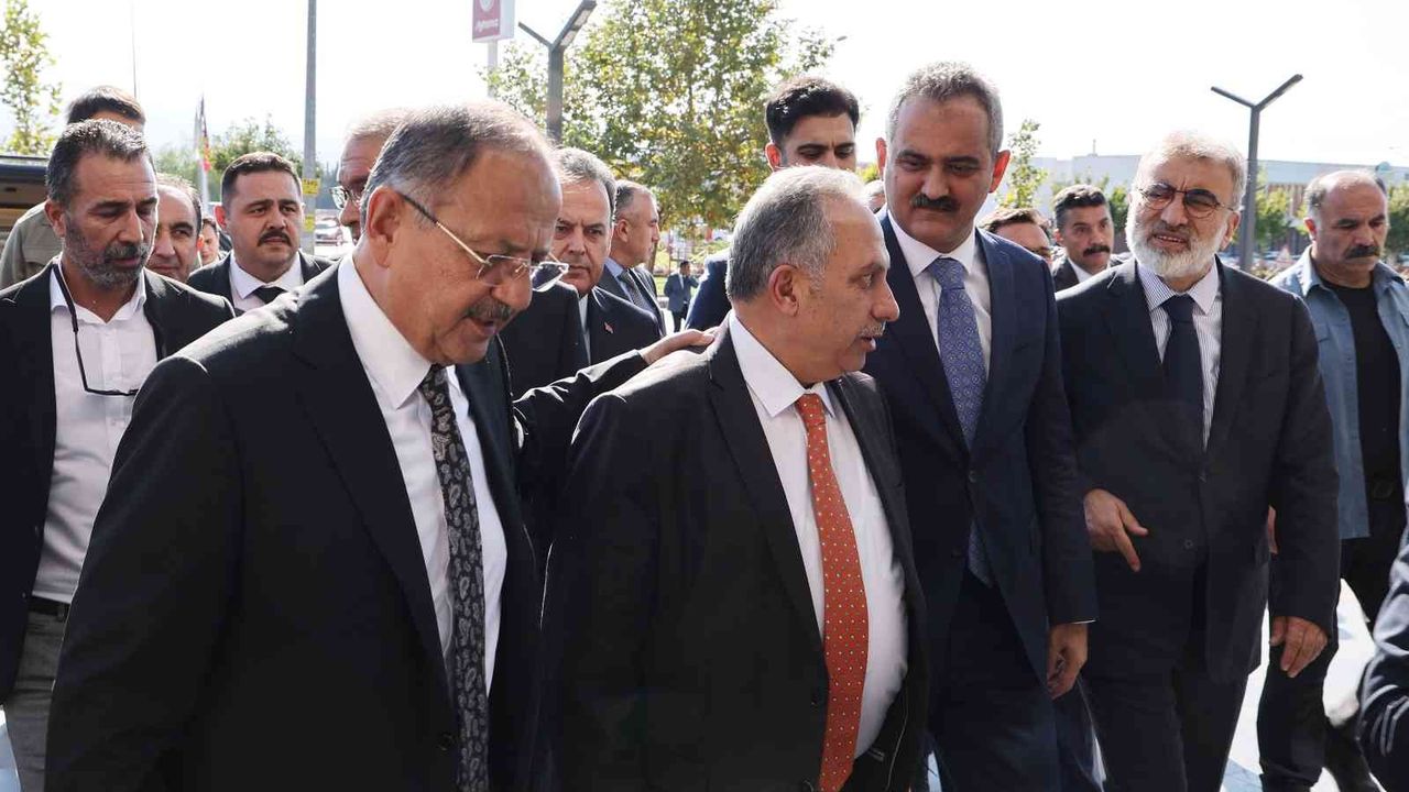 Başkan Yalçın, Bakan Özer’e eğitim yatırımlarını anlattı