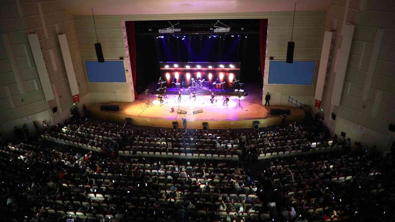 Talas Festivali’nde muhteşem Elif Buse Doğan konseri