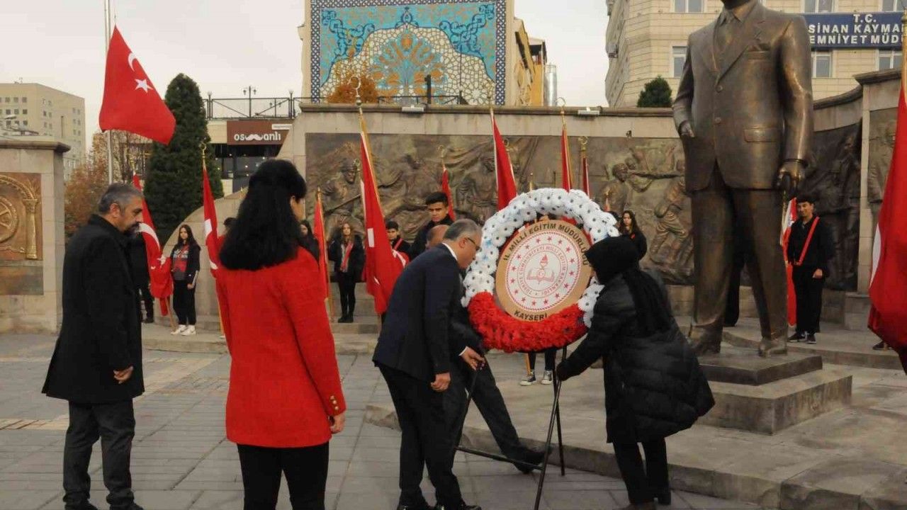 24 Kasım Öğretmenler Günü Cumhuriyet Meydanı'nda kutlandı