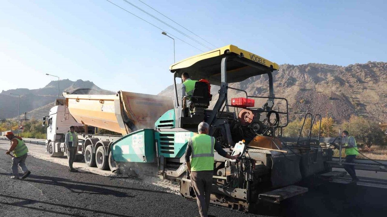 Başkan Büyükkılıç: “Fatih Sultan Mehmet Bulvarı’nda 7 bin ton asfalt döküyoruz”