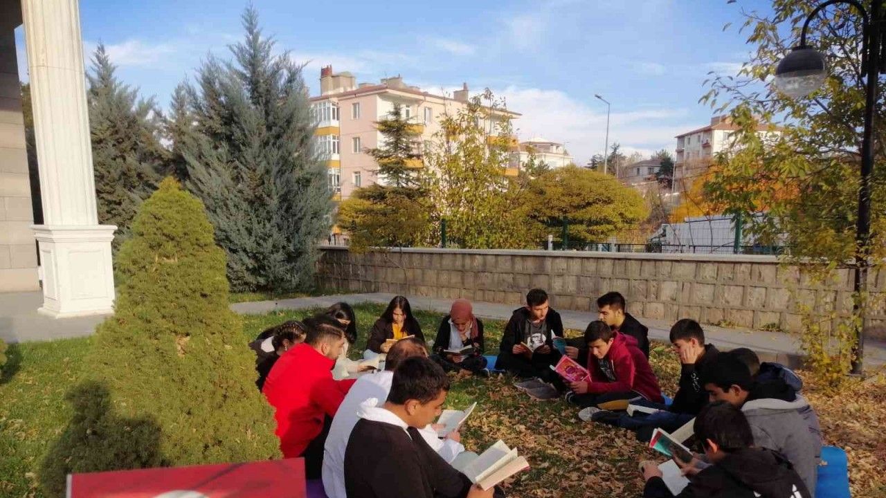 Öğrenciler kitap okuma etkinliğinde bir araya geldi
