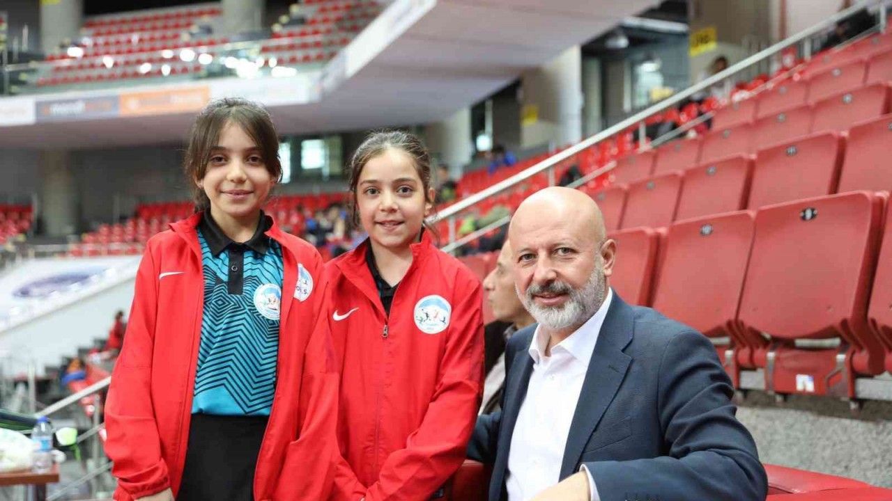 Başkan Çolakbayrakdar, Türkiye’nin dört bir yanından gelen sporcuları ziyaret etti