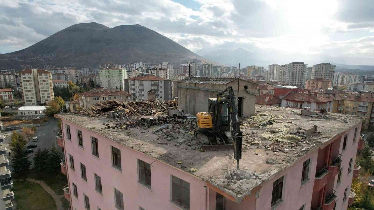 Talas'ta terk edilmiş binaların yıkımı devam ediyor