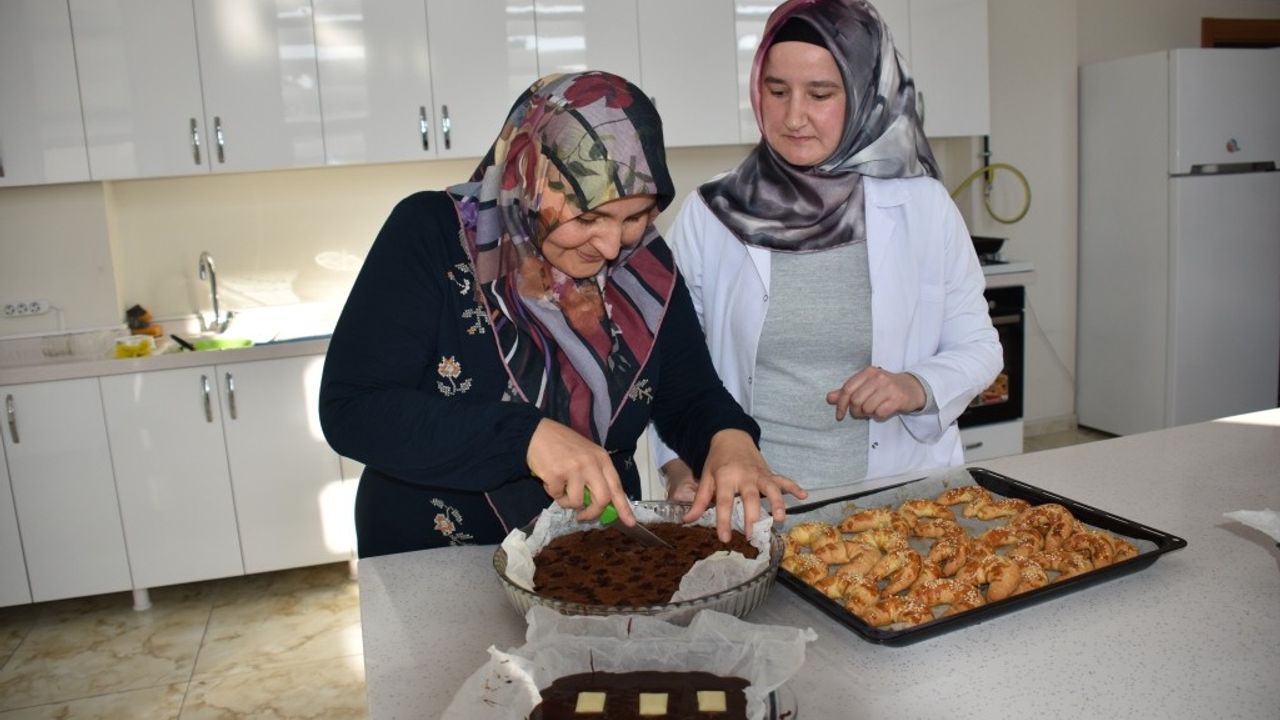 Kadınlar, aşçılık kursunda yeteneklerini geliştiriyor