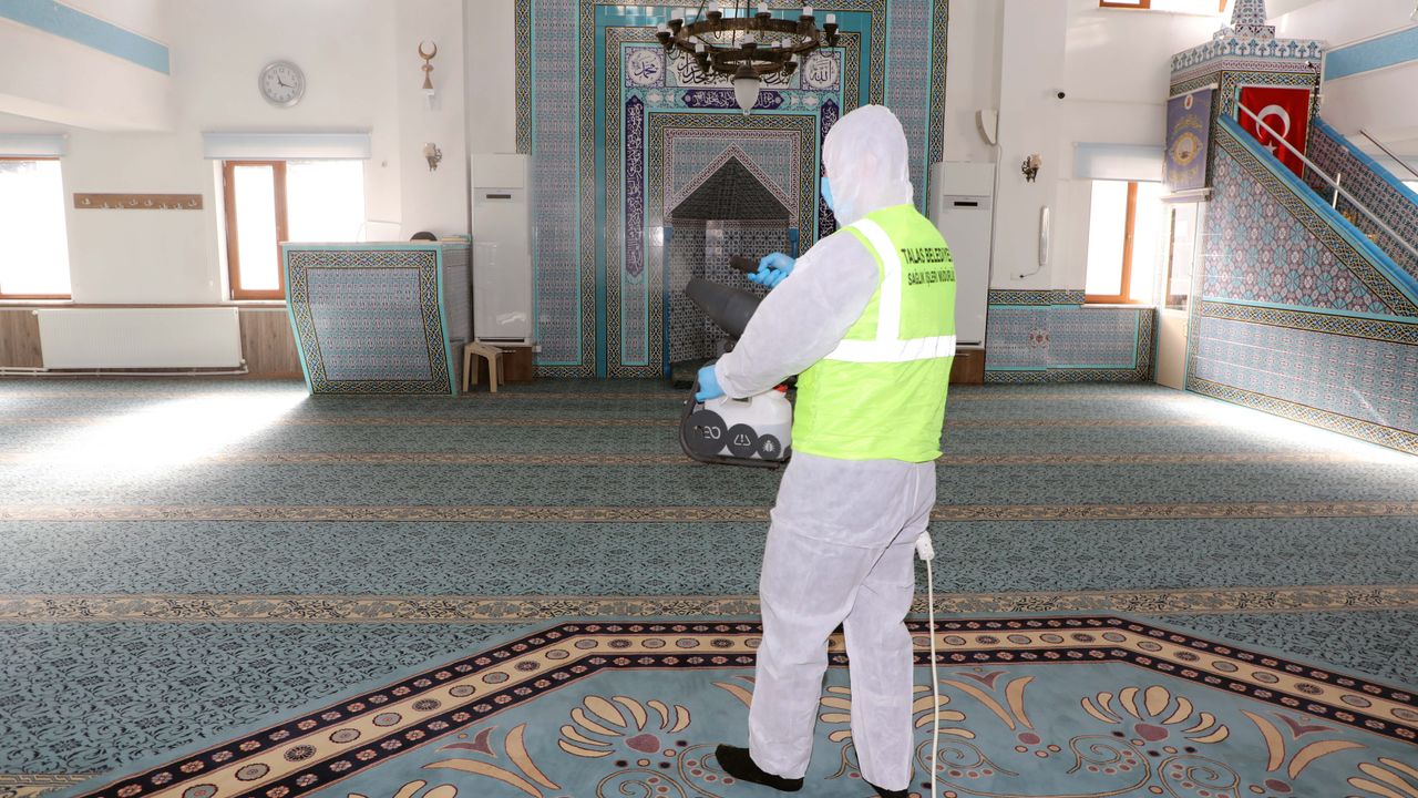 Talas Belediyesi cami temizliğine devam ediyor
