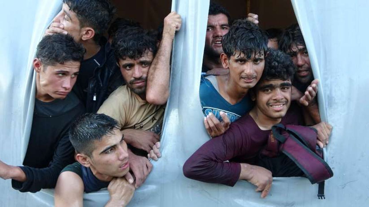 İnsan kaçakçısı ve 5 Afgan göçmen yakalandı