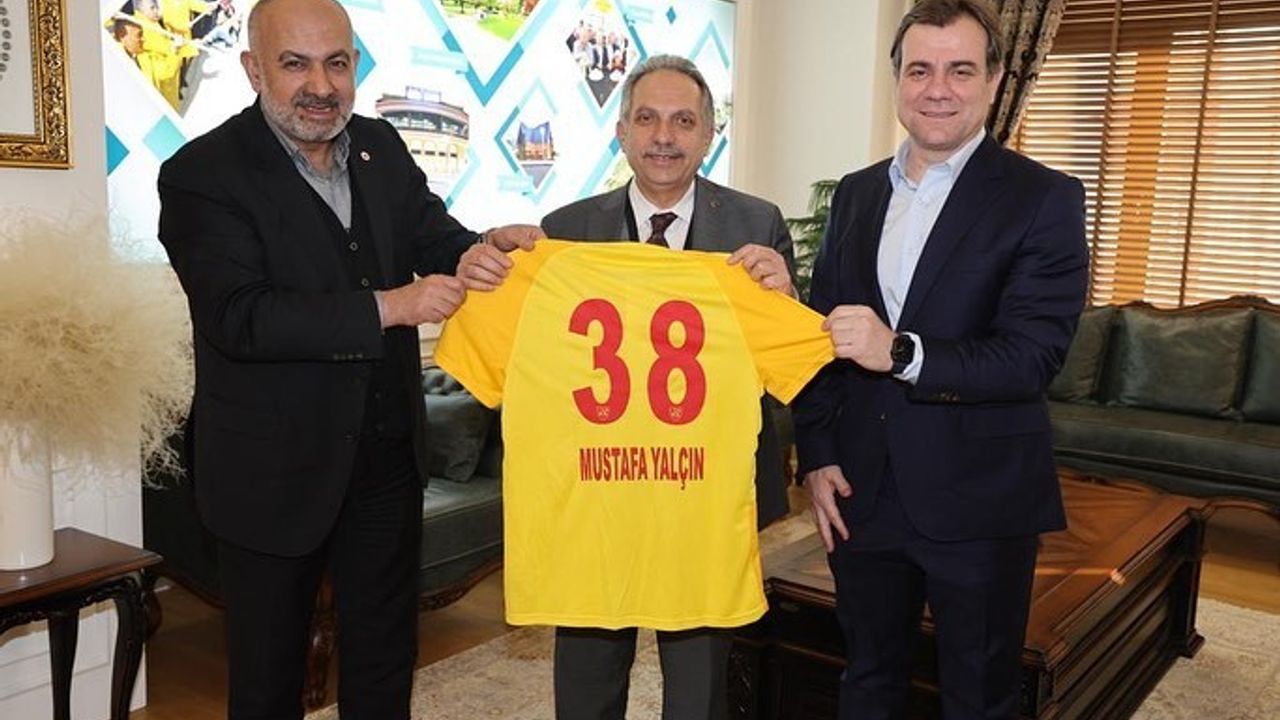 Mustafa Yalçın'a 38 numaralı forma hediye edildi