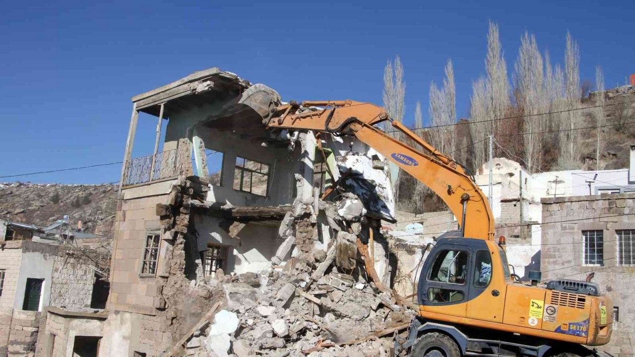 Talas'taki boş binalar belediye tarafından yıkılıyor