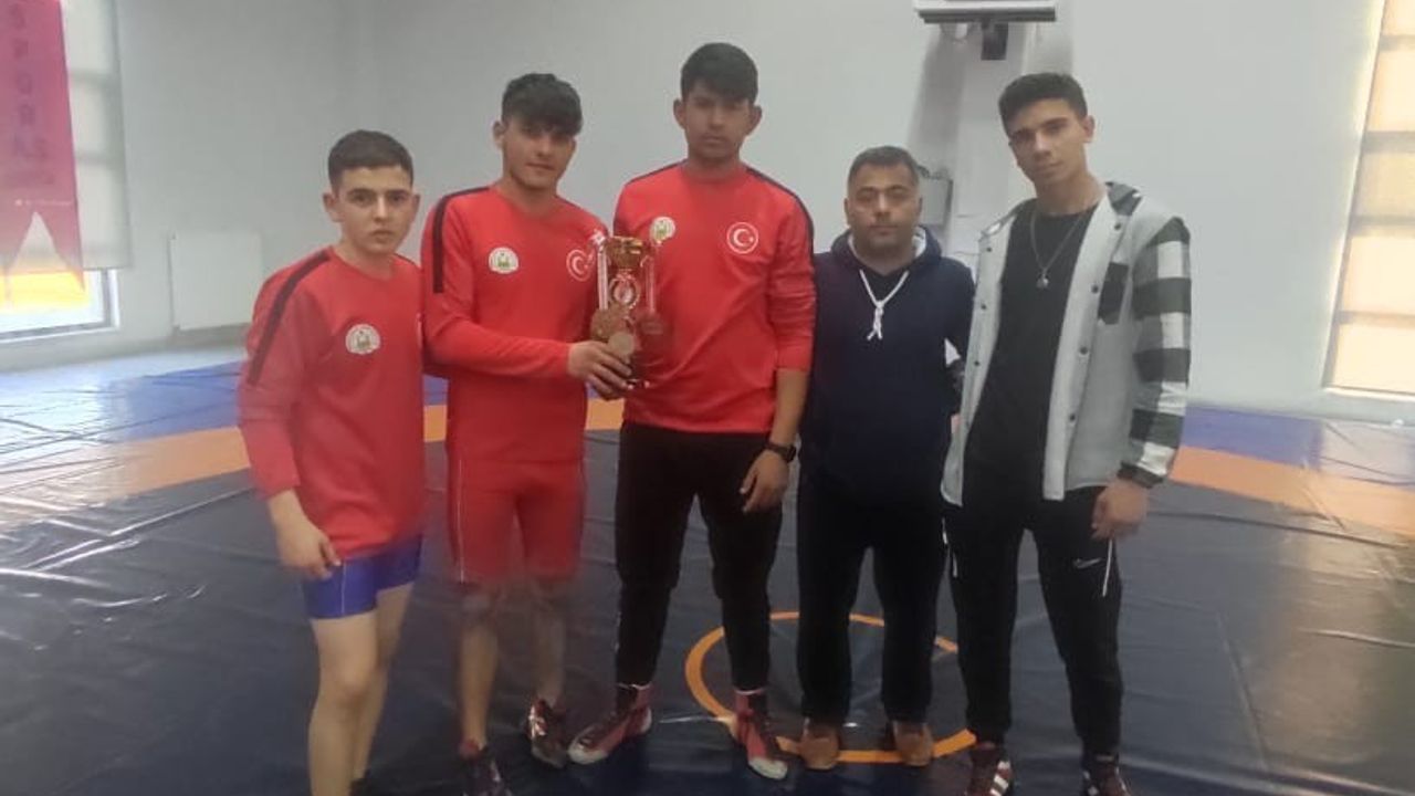 Tomarzalı 2 öğrenci Türkiye Güreş Şampiyonası'na katılacak