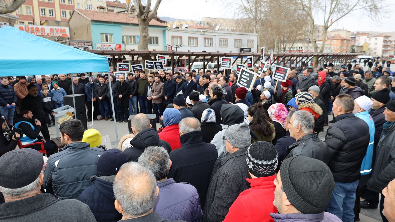 Kuran'ın yakılması Cuma namazı çıkışı protesto edildi